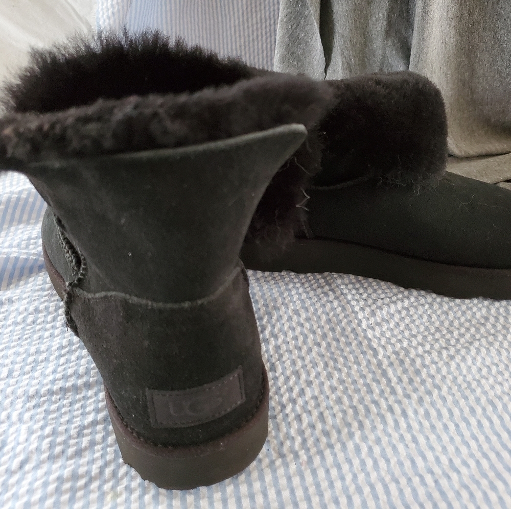 Never been worn UGG size 8 bootie black